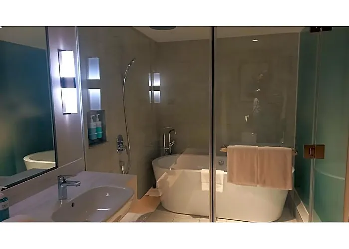 950 Ahm At Acqua 3* Manila